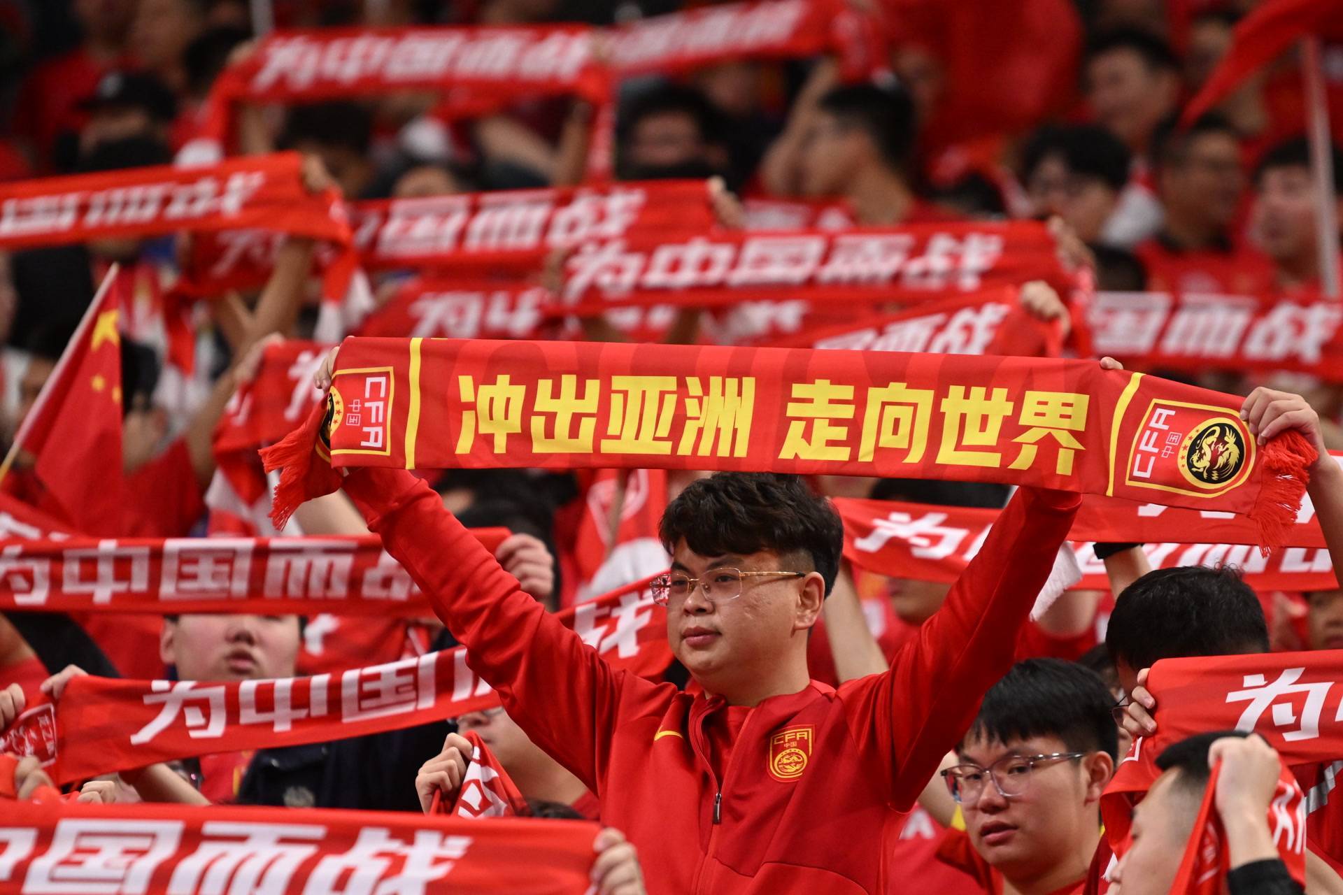 关于国际足球赛场上中国队斩获胜利荣誉的信息
