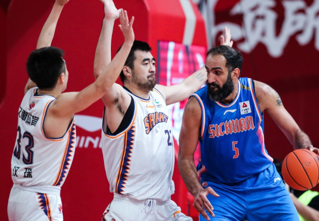 深圳大鲨鱼力克对手，实现五连胜的简单介绍